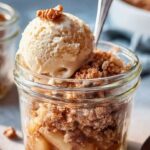 Bratapfel Crumble mit Vanilleeis – ein himmlisches Dessert!