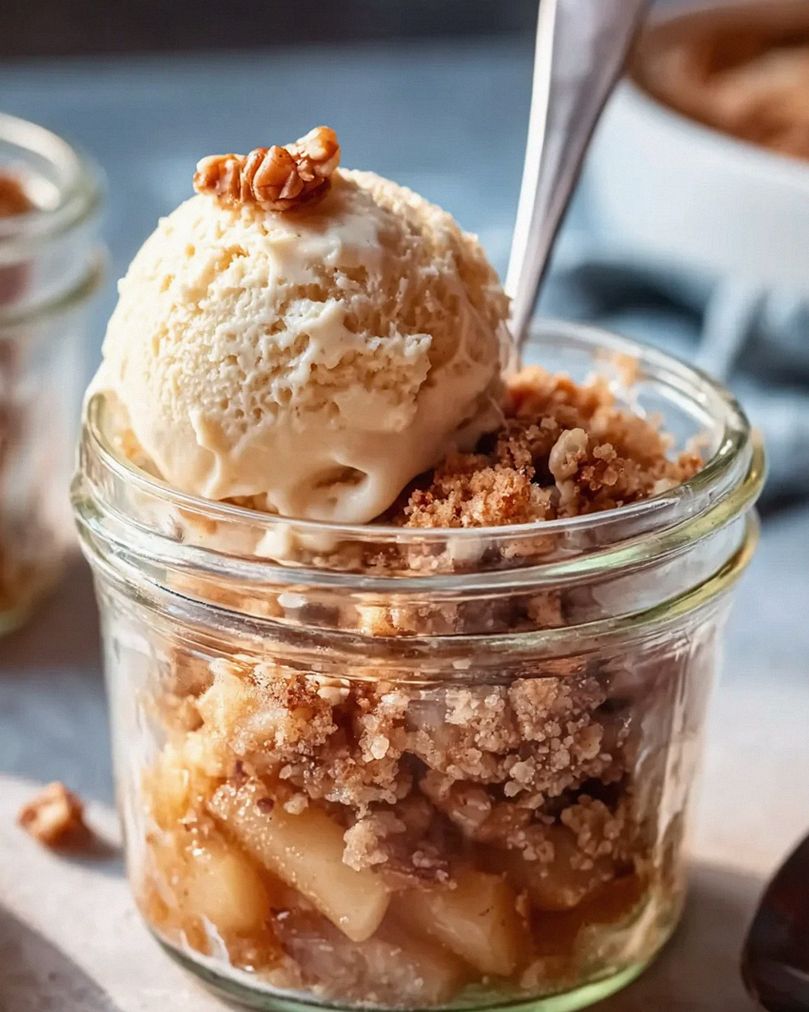 Bratapfel Crumble mit Vanilleeis – ein himmlisches Dessert!