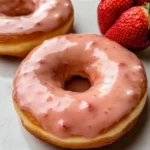 Erdbeerüberzogene Donuts leicht und fluffig gemacht