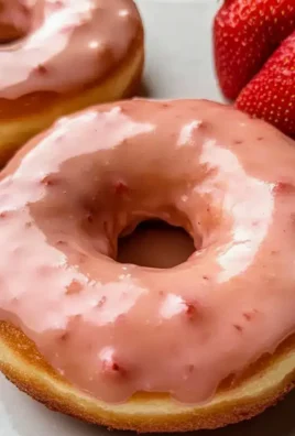 Erdbeerüberzogene Donuts leicht und fluffig gemacht