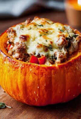 Gefüllter Kürbis mit Fleisch, Champignons, Paprika und Käse aus dem Ofen