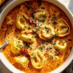 Käse-Tomaten-Tortellini-Suppe: Cremig und lecker!