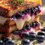 Knuspriger Blaubeer Grilled Cheese: Süß-salzige Gaumenfreude
