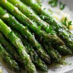 Ofengerösteter Grüner Spargel mit Knoblauch und Olivenöl Rezept