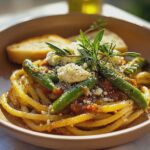 Pasta mit grünem Spargel Feta in Tomatensauce