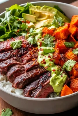 Steak und Süßkartoffel-Bowls mit Avocado-Koriander-Drizzle